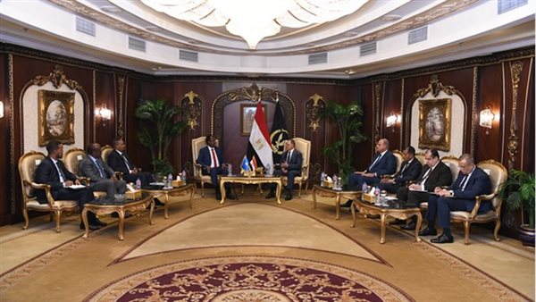 وزير الداخلية يبحث