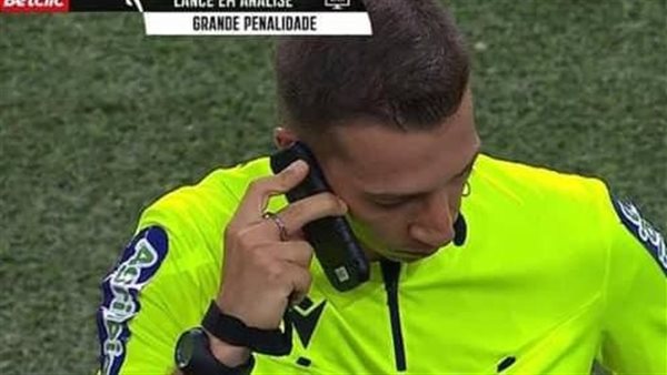 لقطة الحكم من مباراة