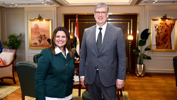 وزيرة الهجرة والسفير