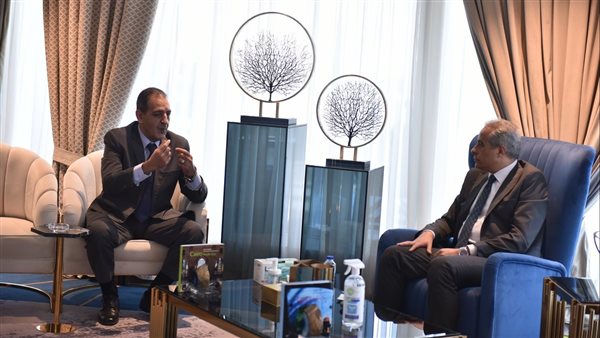 وزير العمل مع رئيس