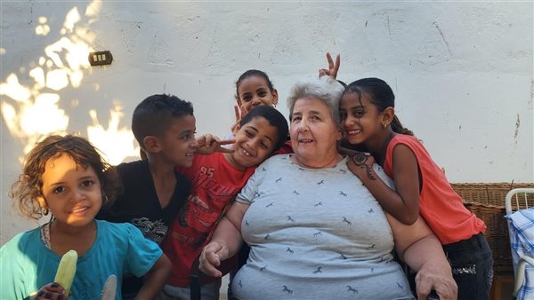 يوحنا بيك مع أطفال