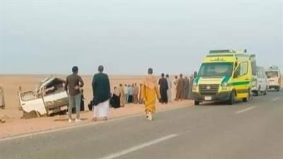 مصرع شخص وإصابة 7 آخرين إثر حادث انقلاب سيارة ميكروباص بالطريق الصحراوي بأسوان