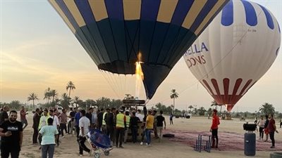 750 سائحًا بسماء الأقصر صباح اليوم على متن 30 رحلة بالون طائر