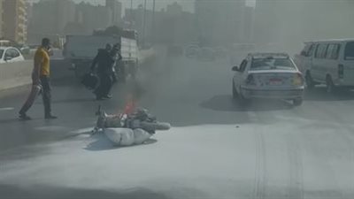 اشتعال دراجة نارية على طريق الدائري ونجاة قائدها| صور