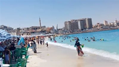 رغم اقتراب بدء الدراسة.. إقبال المصطافين على شواطئ محافظة مطروح| بث مباشر