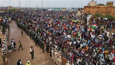 لوموند: فرنسا بدأت محادثات مع المجلس العسكري في النيجر لسحب قواتها
