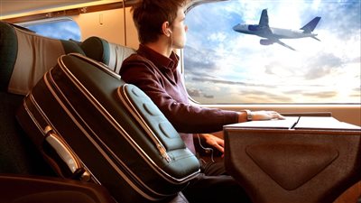 دعاء السفر بالطائرة ليلًا وللعمرة.. ماذا نقول عند صعود سلم الطائرة؟