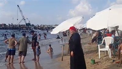  بسبب ارتفاع الأمواج.. رايات حمراء وصفراء على شواطئ الإسكندرية| بث مباشر 