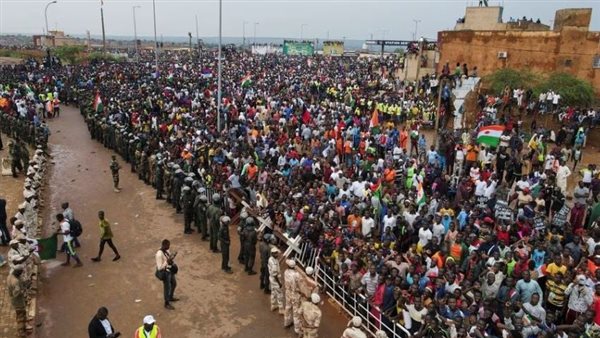 احتجاجات خارج القاعدة