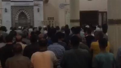 المئات يشاركون في تشييع جنازة أحد العاملين ضحايا حادث بيارة الصرف الصحي بكفر الشيخ | بث مباشر 