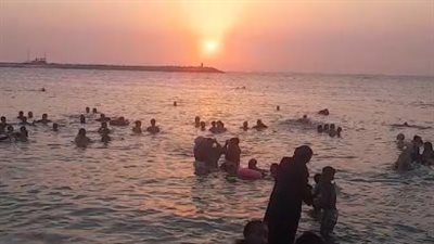 المصطافون يستمتعون بالأجواء الصيفية الليلية على شواطئ الإسكندرية | بث مباشر