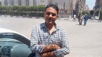 سائق تاكسي يعثر على 100 ألف جنيه بالفيوم ويعيدها لصاحبها: والدي رباني على الأمانة