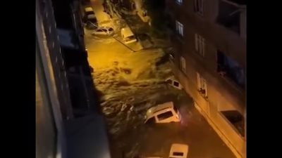 فيضانات عارمة بإسطنبول التركية بعد أمطار غزيرة |فيديو