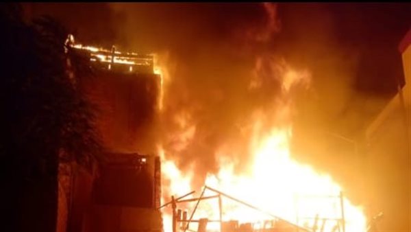 حريق شب بعقار بالكامل