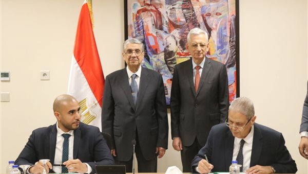 جانب من التوقيع