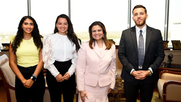 وزيرة الهجرة مع شباب