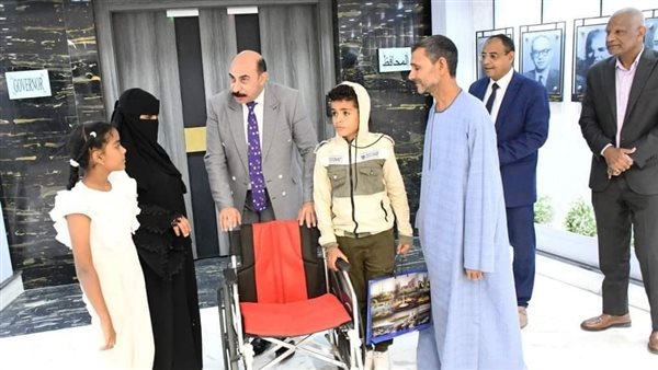 محافظ أسوان يسلم