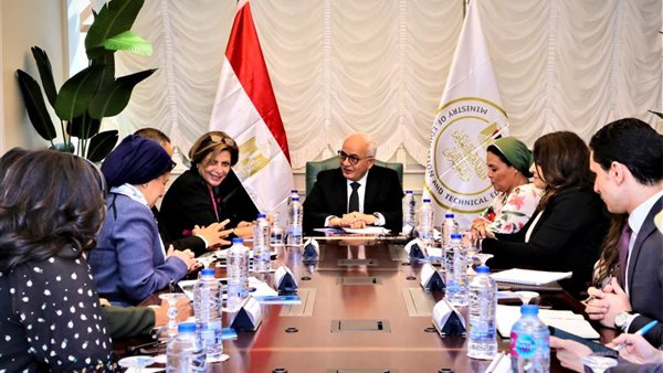 وزير التعليم خلال