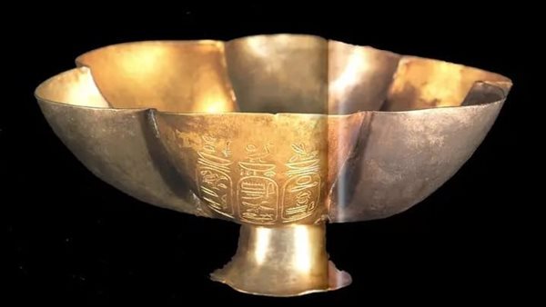 إناء ذهبي عميق للملك