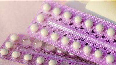 دراسة: تناول المسكنات بجانب وسائل منع الحمل الهرمونية يزيد خطر الإصابة بجلطات الدم 