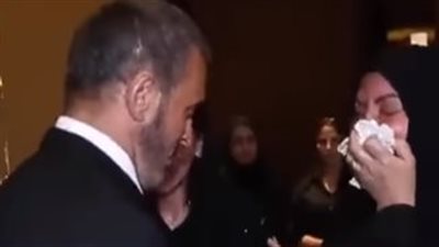 متأثرًا برحيل صديقه.. كاظم الساهر يبكي في عزاء كريم العراقي | صور