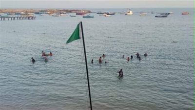 استقرار حالة البحر ورفع الرايات الخضراء على شواطئ الإسكندرية 