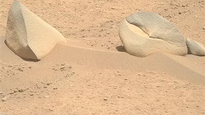 ناسا تكشف حقيقة وجود زعانف لسمك القرش ومخلب سلطعون على المريخ 