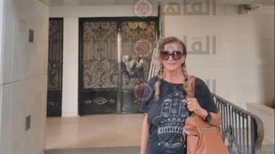 بعد استجابة وزارة الثقافة.. نجلاء فتحي تظهر أمام لافتة حمدي قنديل الجديدة | بث مباشر