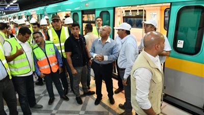 وزير النقل يتابع التشغيل التجريبي للمرحلة الثالثة بالخط الثالث للمترو حتى محطة روض الفرج 