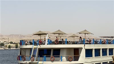 بيعملوا تان.. السياح يستمتعون بالأجواء المشمسة في الأقصر رغم الحرارة المرتفعة | صور