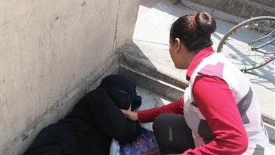 محافظ أسوان يأمر فريق التدخل السريع بتوفير أوجه الرعاية لإحدى السيدات بلا مأوى 