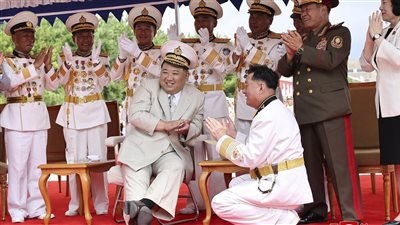 زعيم كوريا الشمالية يزيح الستار عن أول غواصة هجومية نووية | صور