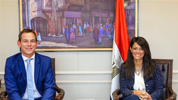 رانيا المشاط مع مسئول