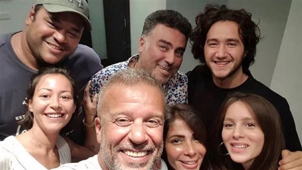 شريف منير برفقة أصدقائه