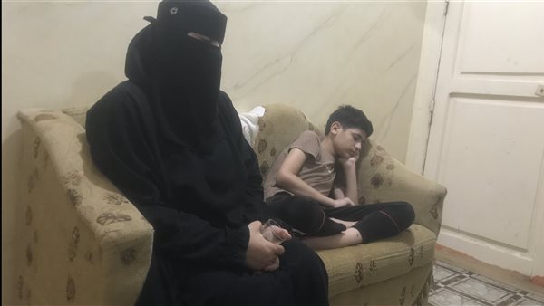 الطفل المصاب ووالدته