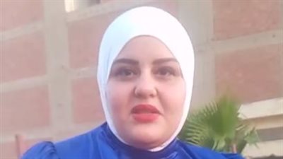 عروس تحمل زوجها خلال جلسة تصوير: كنا بنحتفل بعيد جوازنا.. والصورة جت بالصدفة وأنا بهزر معاه | بث مباشر