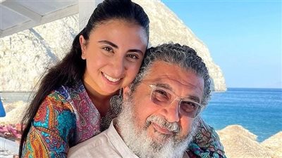 بعد مفاجأة والدها في برنامج صاحبة السعادة بالغناء له.. ساندرا ماجد الكدواني: بنت أبويا | صورة