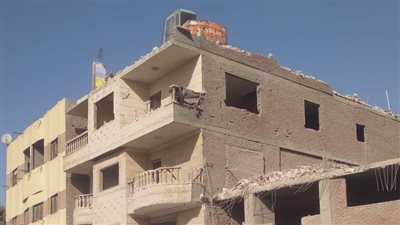 محافظة القاهرة تواصل أعمال هدم عقار مصر القديمة المائل 