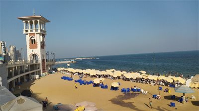 أمواج عالية وتيارات سحب.. منع نزول البحر في شواطئ العجمي بالإسكندرية ورفع الرايات الحمراء