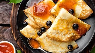 طريقة عمل الكريب الحلو بالقرفة وجوز الهند.. وصفة منال العالم