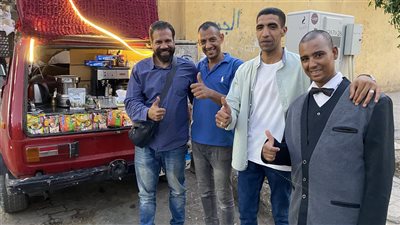 الرزق يحب الخفية.. شاب جامعي حوّل سيارته الملاكي لكافيه متنقل بالأقصر | صور