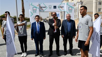 رئيس جامعة حلوان يتسلم شعلة أسبوع شباب الجامعات ويرحب بوفود 45 جامعة مشاركة 