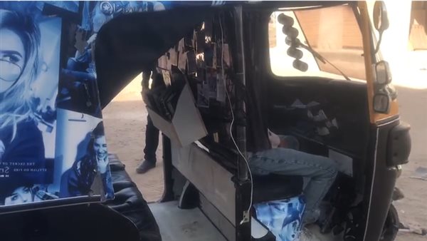 مكتبة داخل توك توك