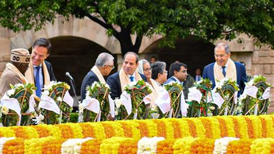 على هامش قمة العشرين.. السيسي يضع الزهور على ضريح المهاتما غاندي