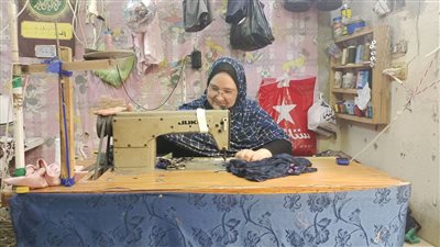 ست بـ 100 رجل.. أم أماني اشتغلت خياطة بعد مرض زوجها: جوزت 4 أولاد وبسدد ديون