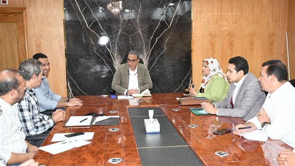 جانب من اجتماع محافظ