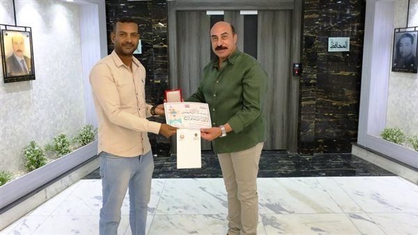 محافظ أسوان