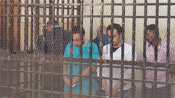 المتهمين داخل القفص