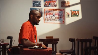 مقهى بلدي وصورة تاريخية للأهلي على الحائط.. الأهلي يقدم موديست بطريقة رائعة | صور