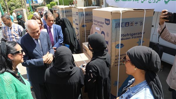  محافظ الجيزة يُسلم